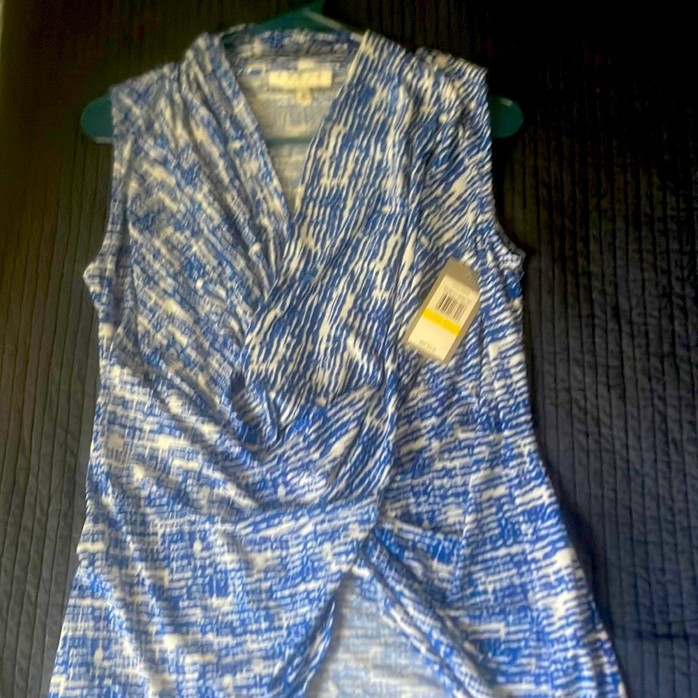 Chaus New York ladies sleeveless v neck blouse NWT size M blue and white